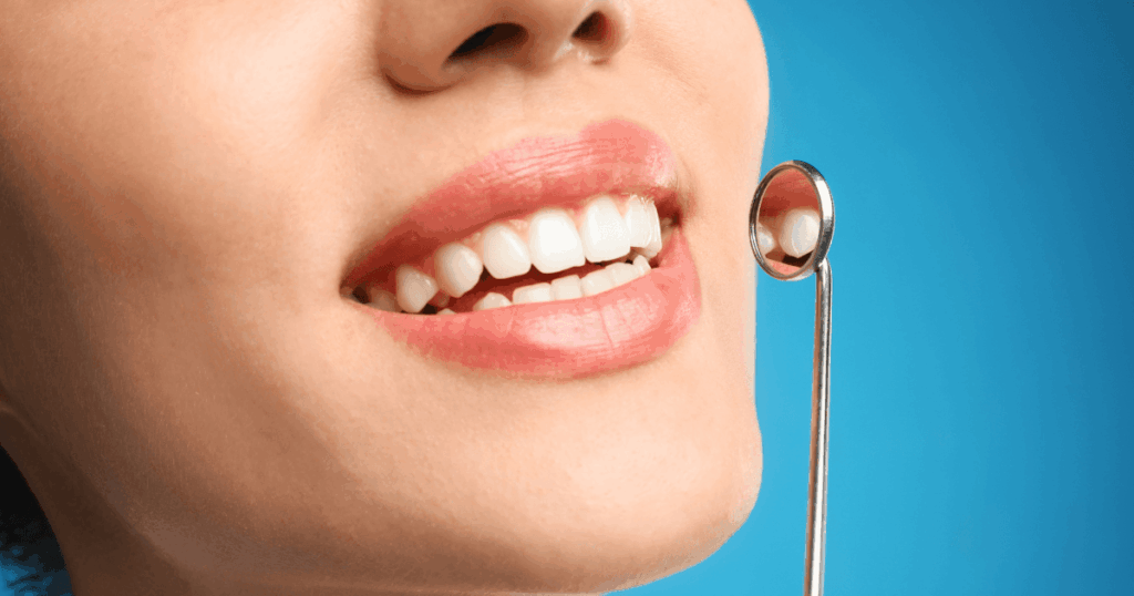 白いキレイな歯の女性