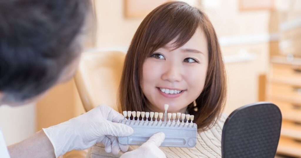 ホワイトニング治療で笑顔の女性