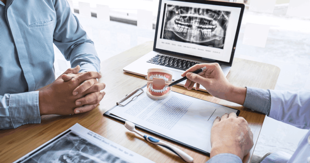 医師から説明を受ける患者