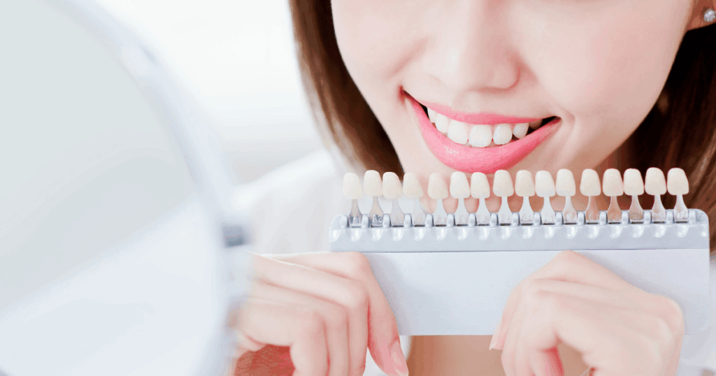 ホワイトニングの色を選ぶ女性