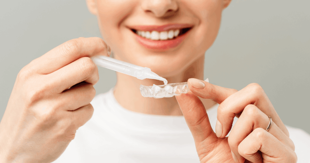 ホワイトニングをする女性